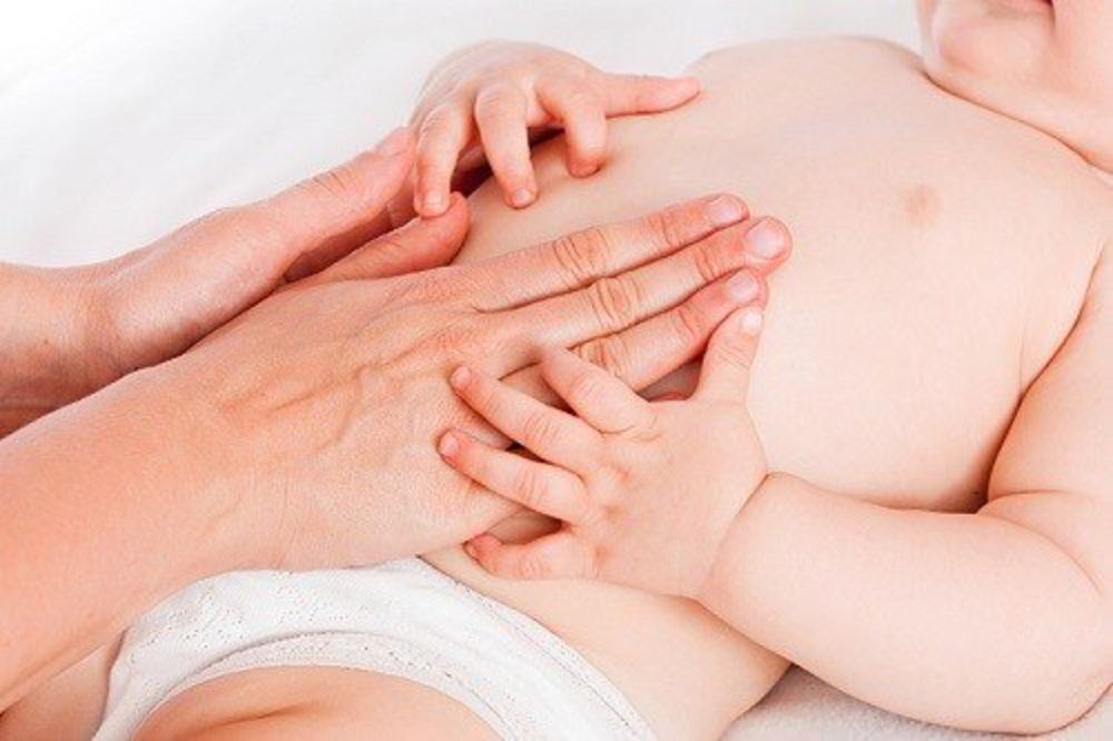 Massage bụng theo chiều kim đồng hồ là một trong những cách hiệu quả và an toàn nhất để giúp bé giảm táo bón