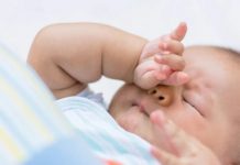 Gồng người khi vươn vai là một phản xạ sinh lý hoàn toàn bình thường của trẻ