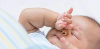 Gồng người khi vươn vai là một phản xạ sinh lý hoàn toàn bình thường của trẻ