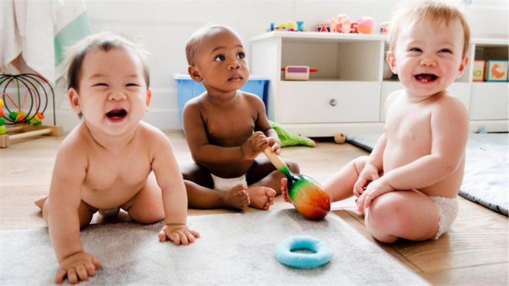 Vận động tay chân giúp bé thở tốt hơn
