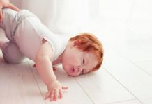 Vì sao bé 5 tháng tuổi rất dễ bị ngã khi ngủ?