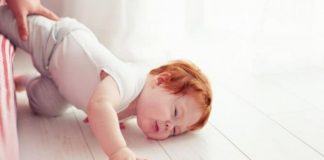 Vì sao bé 5 tháng tuổi rất dễ bị ngã khi ngủ?