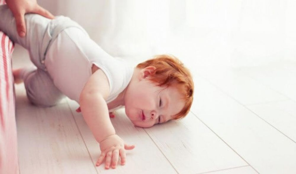 Vì sao bé 5 tháng tuổi rất dễ bị ngã khi ngủ?
