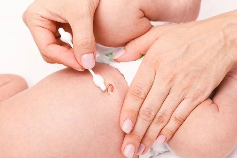 Một chiếc rốn khỏe mạnh ở trẻ 5 tháng tuổi thường khô ráo, không sưng đỏ và không có dịch tiết