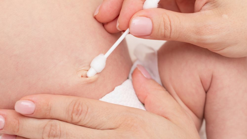 Vệ sinh rốn đúng cách là bí quyết quan trọng giúp giữ vùng rốn của bé luôn khô thoáng và ngăn ngừa mùi hôi bất thường (Ảnh: sưu tầm internet).