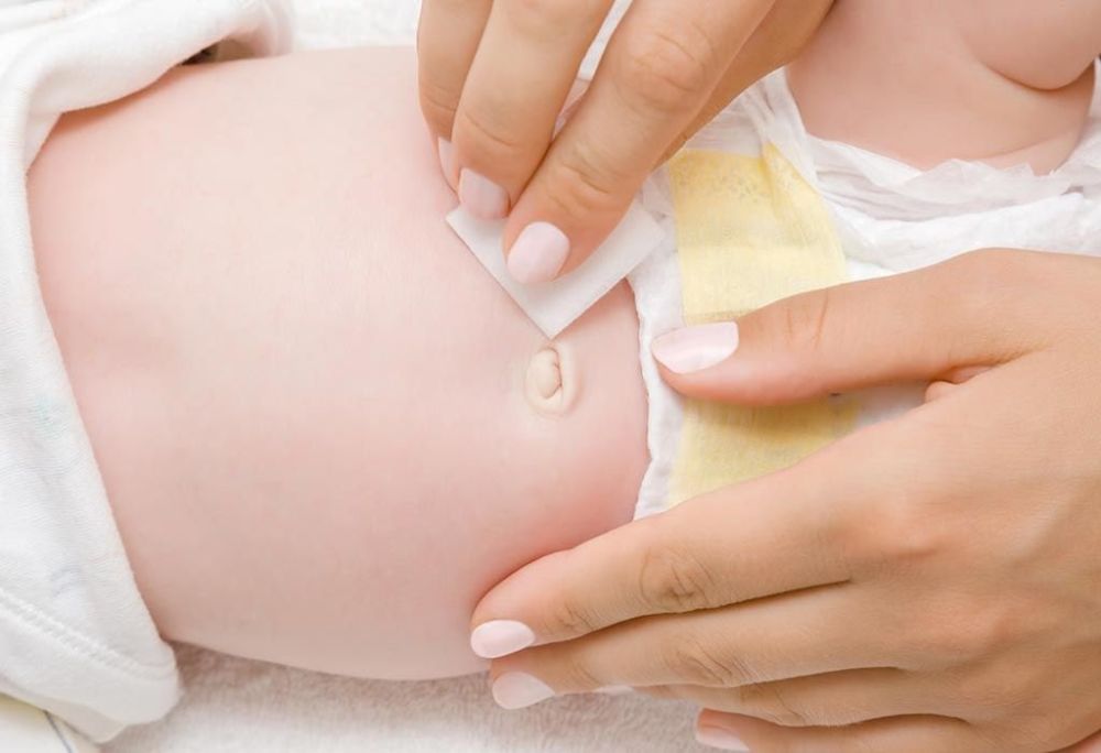 Luôn gấp mép tã xuống dưới rốn là một bí quyết đơn giản nhưng cực kỳ hiệu quả để giữ cho rốn bé luôn khô thoáng, ngăn ngừa vi khuẩn gây mùi (Ảnh: sưu tầm internet).