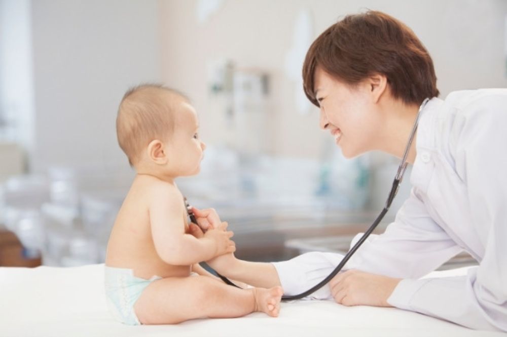 Nếu có bất kỳ nghi ngờ nào về tình trạng rốn của bé, hãy tìm đến sự tư vấn của bác sĩ nhi khoa để có được chẩn đoán chính xác và an tâm nhất (Ảnh: sưu tầm internet).