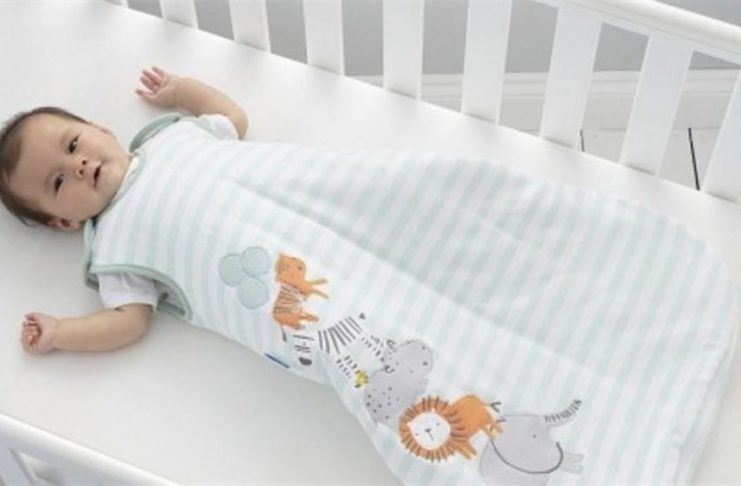 Túi ngủ là giải pháp an toàn thay thế chăn đắp, giúp bé ấm áp mà vẫn đảm bảo một không gian ngủ thông thoáng, không rủi ro (Ảnh: sưu tầm internet).