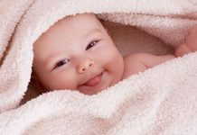 Khoảnh khắc lè lưỡi đáng yêu của bé có thể chỉ đơn giản là một bước khám phá thế giới đầy thú vị (Ảnh: sưu tầm internet).