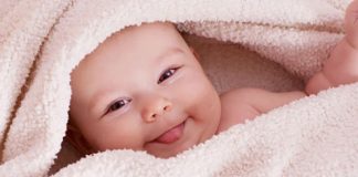 Khoảnh khắc lè lưỡi đáng yêu của bé có thể chỉ đơn giản là một bước khám phá thế giới đầy thú vị (Ảnh: sưu tầm internet).