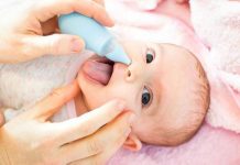 Thao tác nhẹ nhàng và dứt khoát khi hút mũi sẽ giúp bé cảm thấy an toàn và hợp tác hơn (Ảnh: sưu tầm internet).