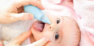 Thao tác nhẹ nhàng và dứt khoát khi hút mũi sẽ giúp bé cảm thấy an toàn và hợp tác hơn (Ảnh: sưu tầm internet).