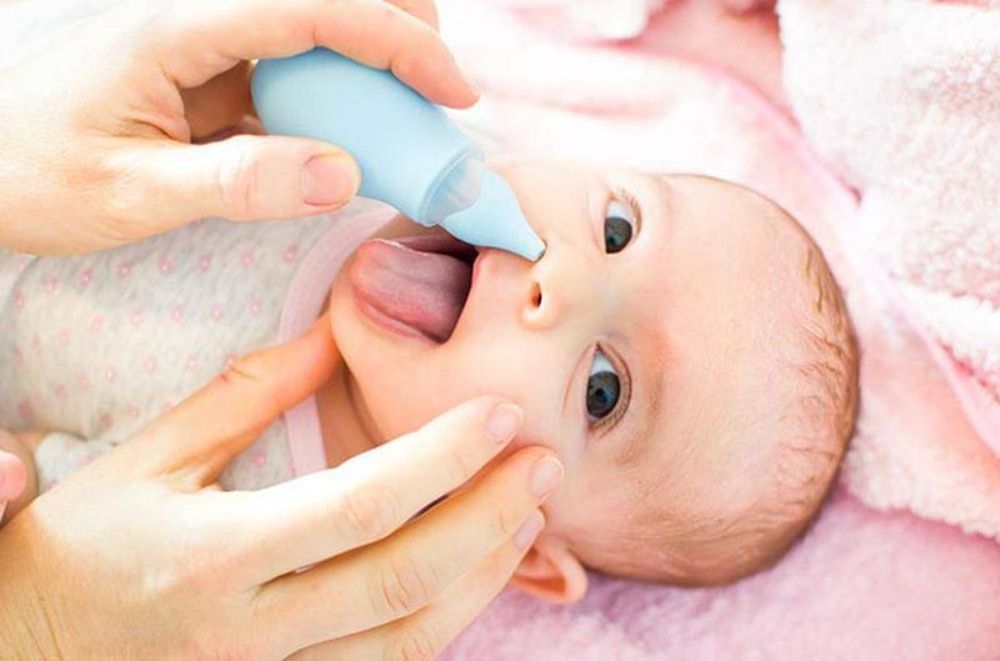 Thao tác nhẹ nhàng và dứt khoát khi hút mũi sẽ giúp bé cảm thấy an toàn và hợp tác hơn (Ảnh: sưu tầm internet).