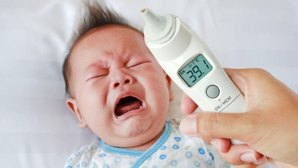 Luôn theo dõi thân nhiệt và các biểu hiện bất thường của bé là điều quan trọng nhất khi chăm sóc con ốm (Ảnh: sưu tầm internet).
