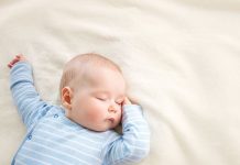 Giấc ngủ an toàn cho trẻ dưới 1 tuổi là một mặt phẳng vững chãi và hoàn toàn không có gối hay các vật dụng mềm khác (Ảnh: sưu tầm internet).