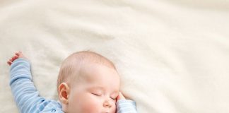 Giấc ngủ an toàn cho trẻ dưới 1 tuổi là một mặt phẳng vững chãi và hoàn toàn không có gối hay các vật dụng mềm khác (Ảnh: sưu tầm internet).