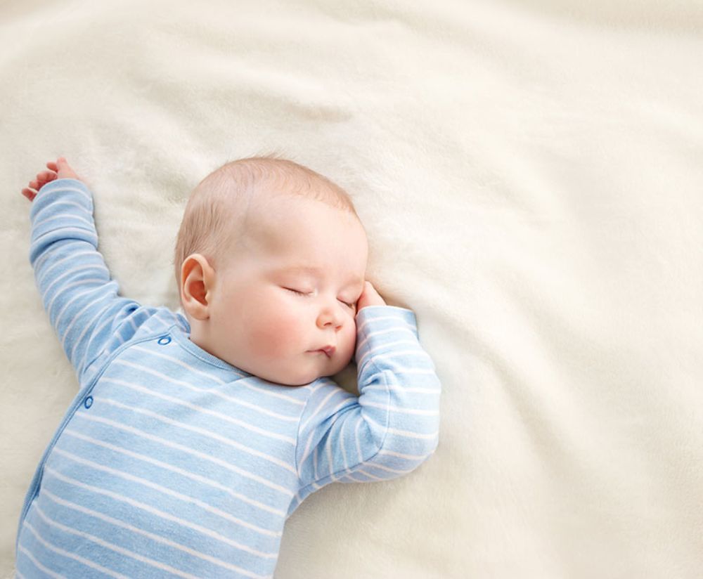 Giấc ngủ an toàn cho trẻ dưới 1 tuổi là một mặt phẳng vững chãi và hoàn toàn không có gối hay các vật dụng mềm khác (Ảnh: sưu tầm internet).