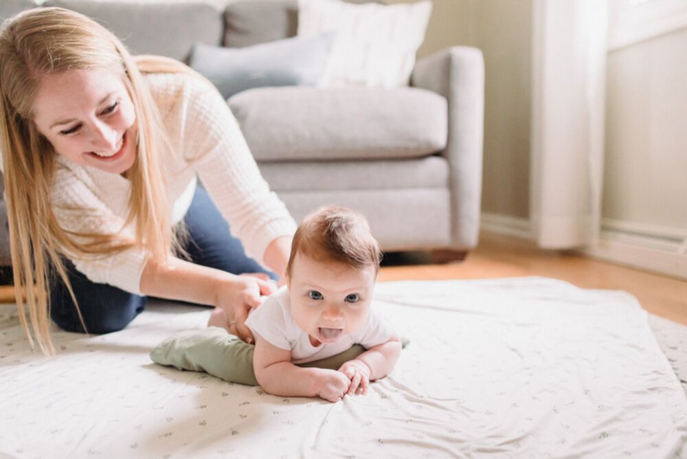 Tummy Time không chỉ giúp đầu bé tròn đẹp mà còn là chìa khóa cho sự phát triển thể chất và trí não toàn diện (Ảnh: sưu tầm internet).