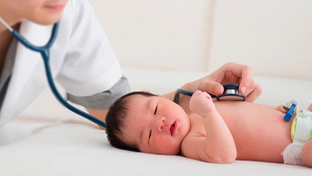 Việc thăm khám kịp thời giúp loại trừ các nguyên nhân bệnh lý và giúp cha mẹ an tâm hơn trên hành trình chăm sóc con (Ảnh: sưu tầm internet).