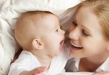 Giao tiếp bằng ánh mắt và tiếng ê a là mốc phát triển quan trọng ở tháng thứ 5 (Ảnh: sưu tầm internet).