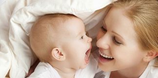 Giao tiếp bằng ánh mắt và tiếng ê a là mốc phát triển quan trọng ở tháng thứ 5 (Ảnh: sưu tầm internet).
