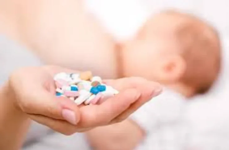 Luôn quan sát bé kỹ lưỡng khi dùng kháng sinh để phát hiện sớm các tác dụng phụ (Ảnh: sưu tầm internet).