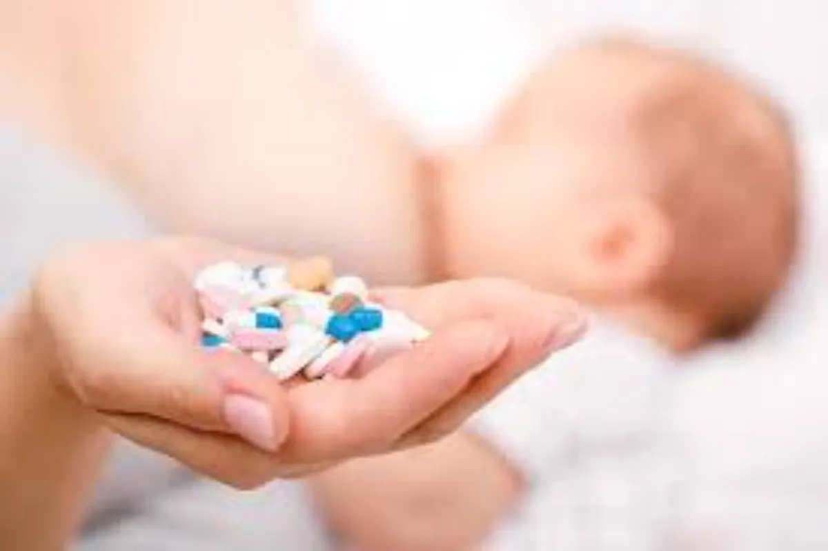 Luôn quan sát bé kỹ lưỡng khi dùng kháng sinh để phát hiện sớm các tác dụng phụ (Ảnh: sưu tầm internet).