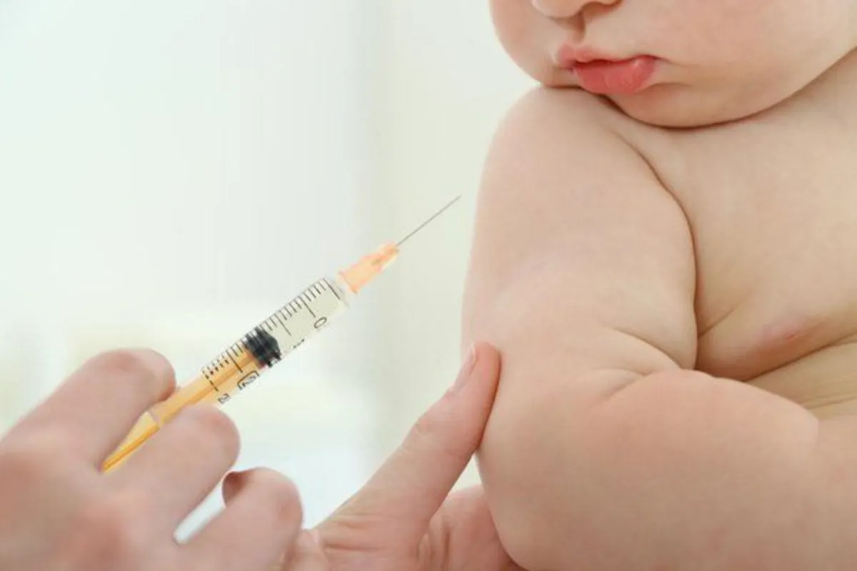 Bé 5 tháng tiêm mũi 2 vaccine phối hợp giúp hoàn thiện miễn dịch cơ bản (Ảnh: sưu tầm internet).