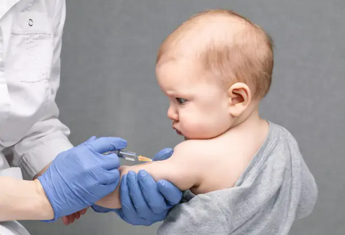 Tiêm muộn không đáng sợ bằng tiêm thiếu – cha mẹ nên hỏi bác sĩ để điều chỉnh kịp thời (Ảnh: sưu tầm internet).