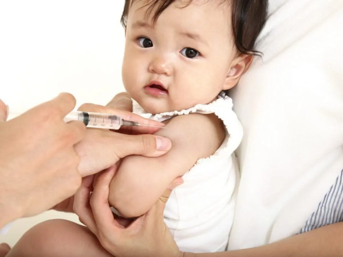 Chọn điểm tiêm uy tín giúp đảm bảo vắc xin chất lượng và theo dõi sau tiêm an toàn cho trẻ (Ảnh: sưu tầm internet).