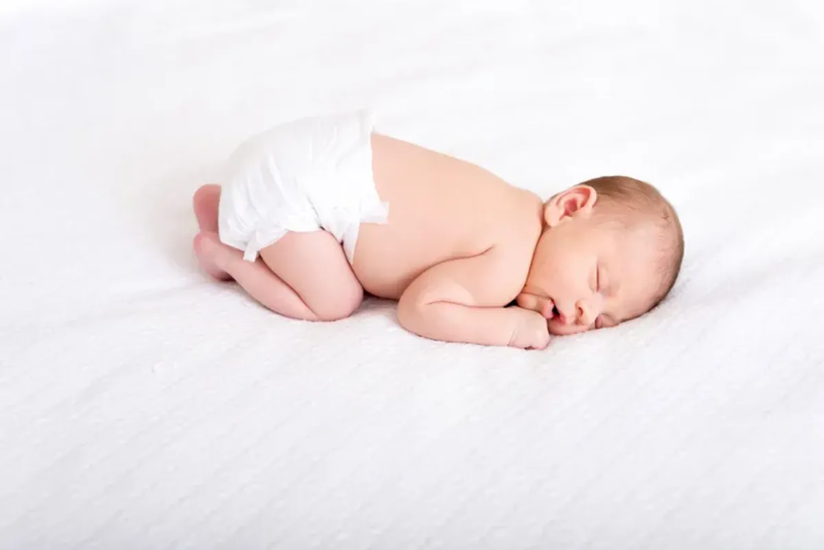 Tư thế chổng mông là phản xạ sinh lý phổ biến ở trẻ 4–6 tháng, thường xuất hiện khi trẻ phát triển kỹ năng lật và học bò (Ảnh: sưu tầm internet).