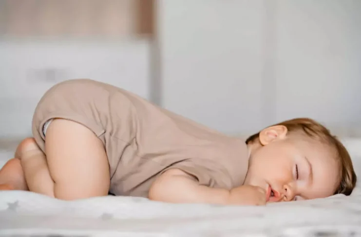 Tư thế chổng mông là một trong những dấu hiệu bé đang tiến gần đến giai đoạn biết bò – mốc vận động quan trọng ở 6–7 tháng (Ảnh: sưu tầm internet).