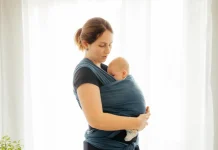 Đảm bảo tư thế chữ "C" cho lưng và chữ "M" cho hông bé là chìa khóa để địu an toàn và thoải mái (Ảnh: sưu tầm internet).