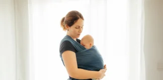 Đảm bảo tư thế chữ "C" cho lưng và chữ "M" cho hông bé là chìa khóa để địu an toàn và thoải mái (Ảnh: sưu tầm internet).