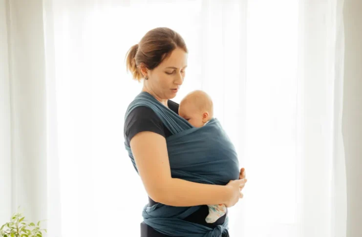 Đảm bảo tư thế chữ "C" cho lưng và chữ "M" cho hông bé là chìa khóa để địu an toàn và thoải mái (Ảnh: sưu tầm internet).