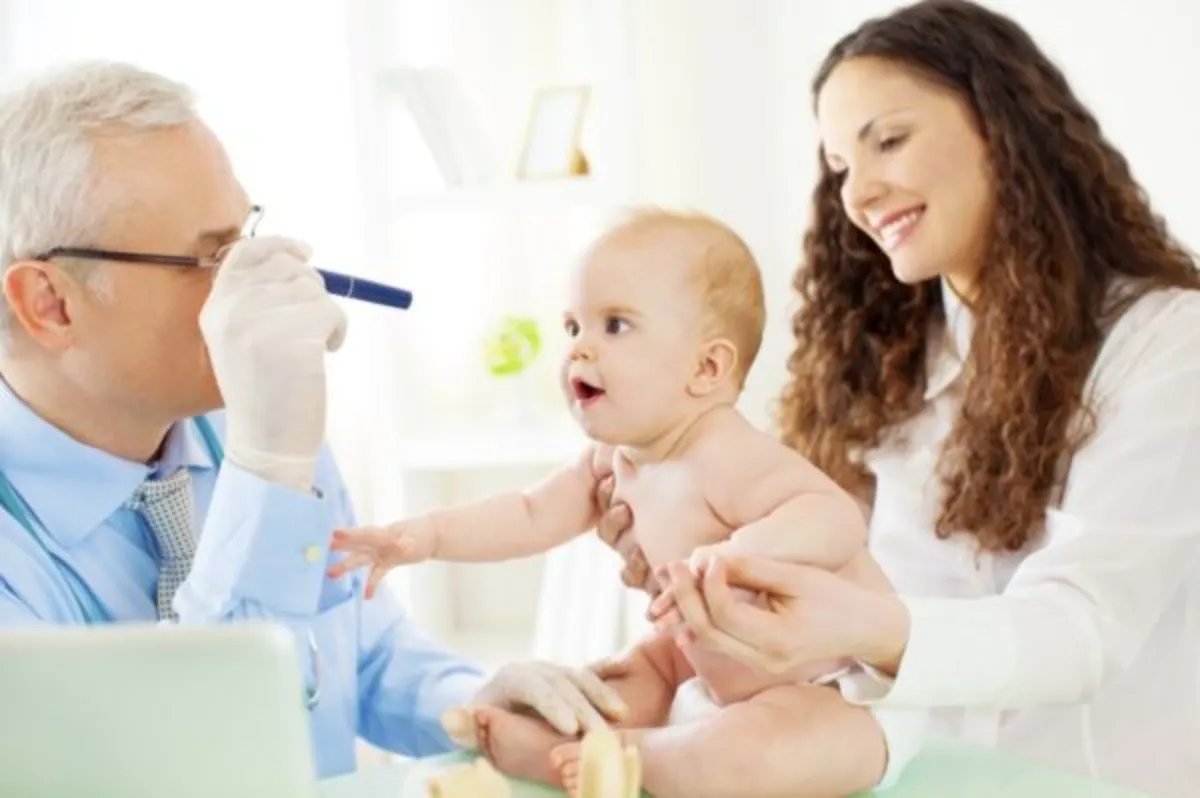 Khi nào cần đưa bé đi khám và hành động phù hợp theo từng trường hợp