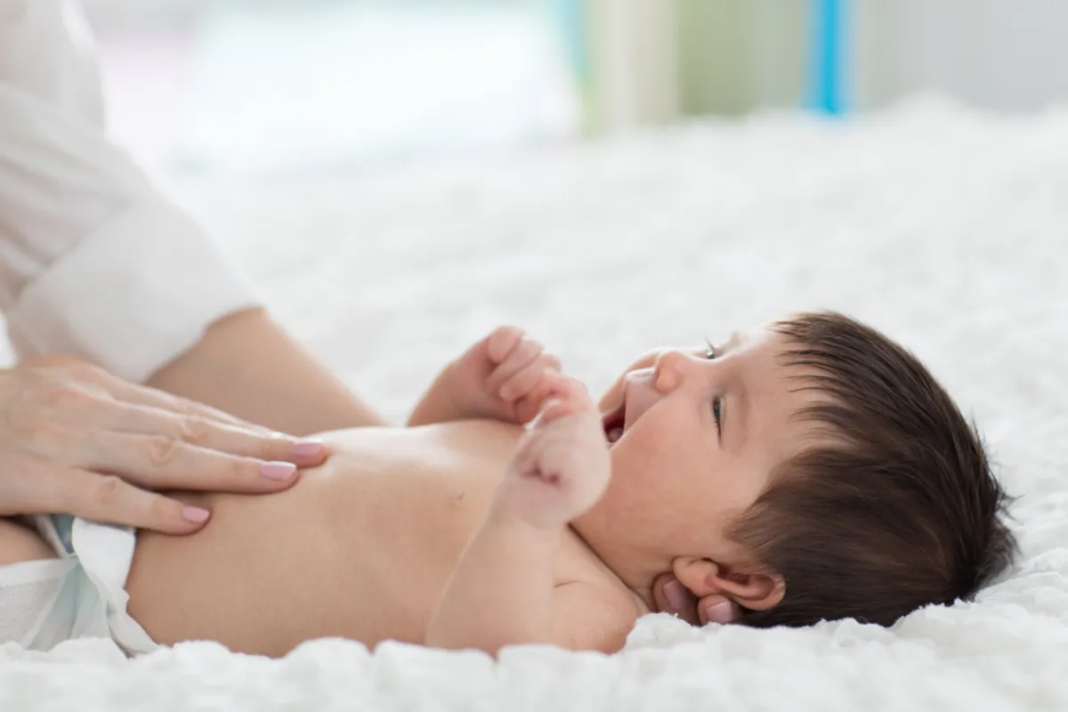 Massage nhẹ nhàng giúp bé thư giãn thần kinh và ngủ sâu hơn, hạn chế giật mình (Ảnh: sưu tầm internet).
