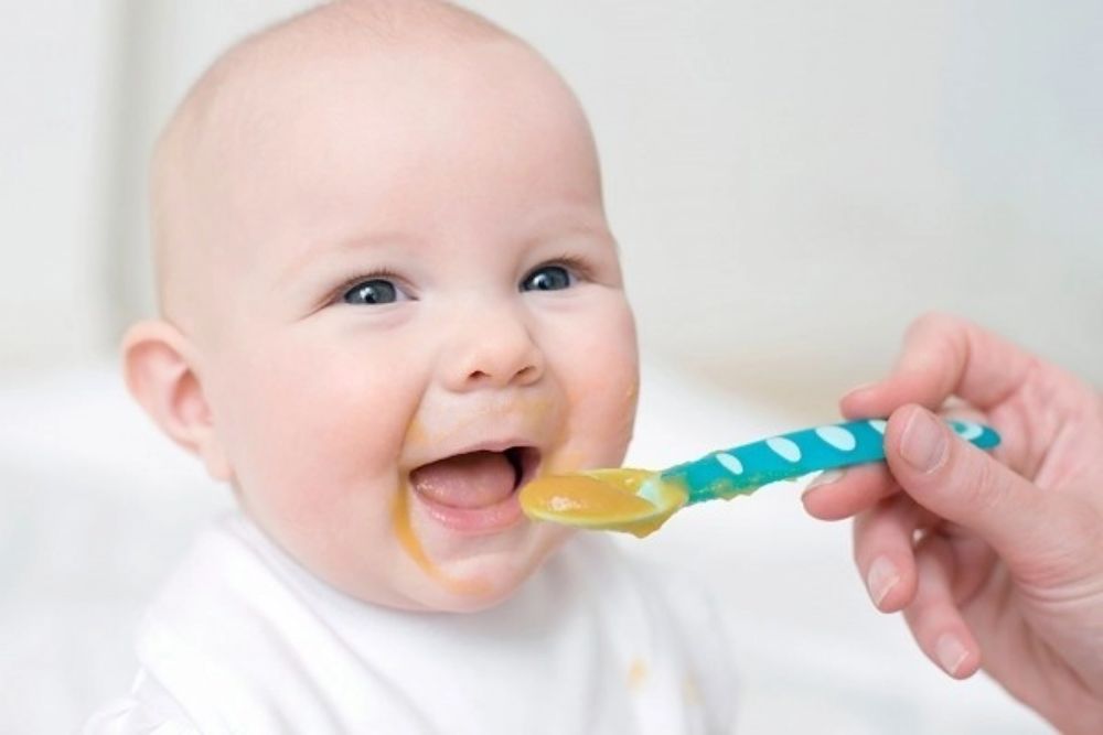 Bắt đầu hành trình ăn dặm của bé với những món ăn đơn giản, dễ tiêu hóa.