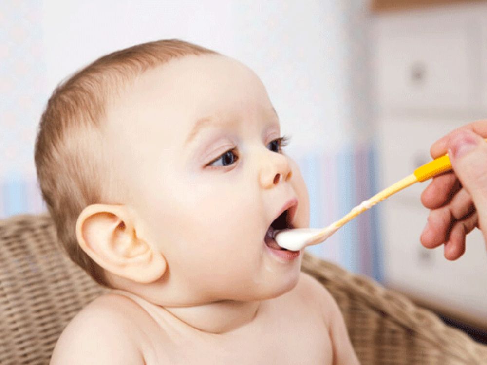 Những sai lầm phổ biến ba mẹ cần tránh khi cho con ăn dặm sớm