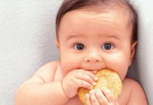 Bánh ăn dặm là công cụ tuyệt vời giúp bé 5 tháng luyện tập kỹ năng cầm nắm và nhai