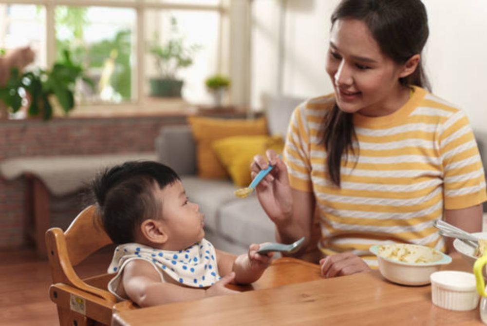 Hãy quan sát các dấu hiệu sẵn sàng của bé trước khi bắt đầu hành trình ăn dặm.
