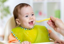 Bé sẵn sàng ăn dặm khi có thể ngồi vững và hào hứng với đồ ăn của người lớn
