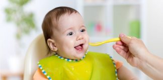 Bé sẵn sàng ăn dặm khi có thể ngồi vững và hào hứng với đồ ăn của người lớn