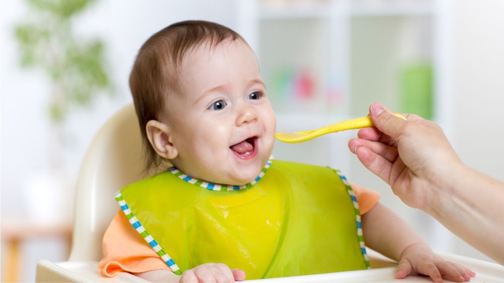 Bé sẵn sàng ăn dặm khi có thể ngồi vững và hào hứng với đồ ăn của người lớn
