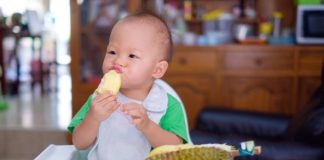 Bé mấy tháng mới có thể ăn sầu riêng?