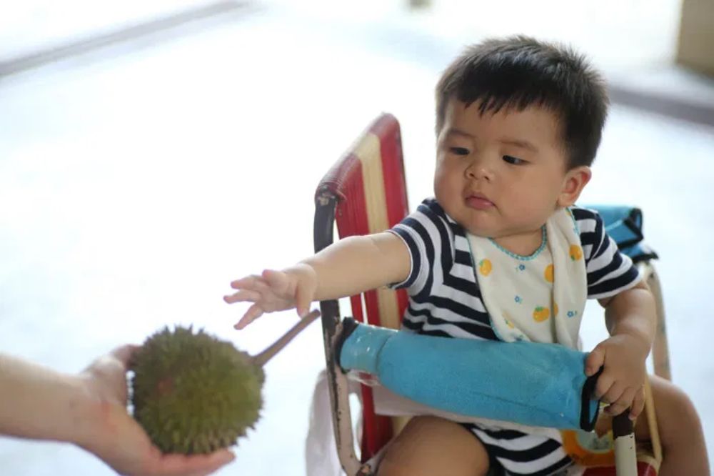 Dấu hiệu bé chưa sẵn sàng ăn sầu riêng