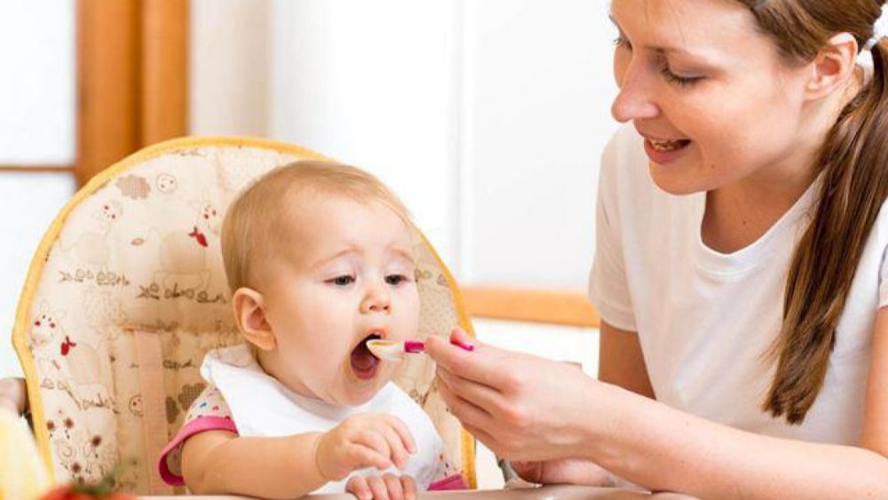 thời điểm thích hợp cho bé bắt đầu ăn sữa chua