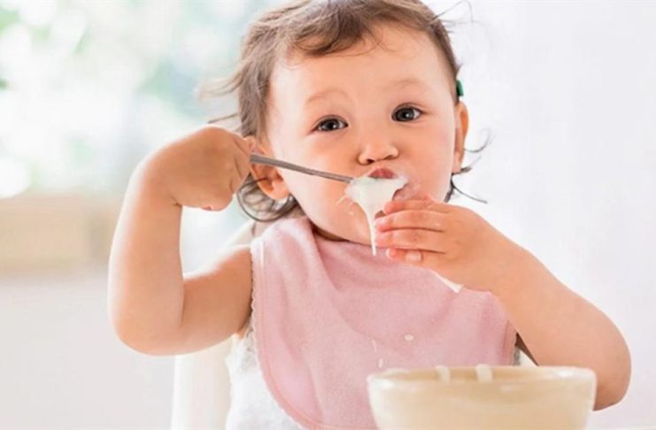 bé 5 tháng ăn sữa chua