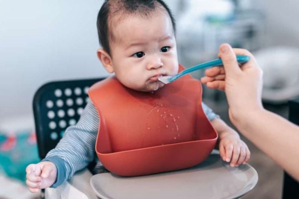Hệ tiêu hóa của bé 6 tháng tuổi đã sẵn sàng hơn cho việc ăn dặm