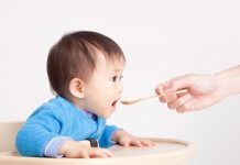 Bé sẵn sàng ăn dặm khi có thể ngồi vững và tỏ ra hào hứng với thức ăn